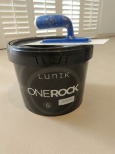Voor kant-en-klaar ONEROCK microcement S gebruik je een plastic toffel.
