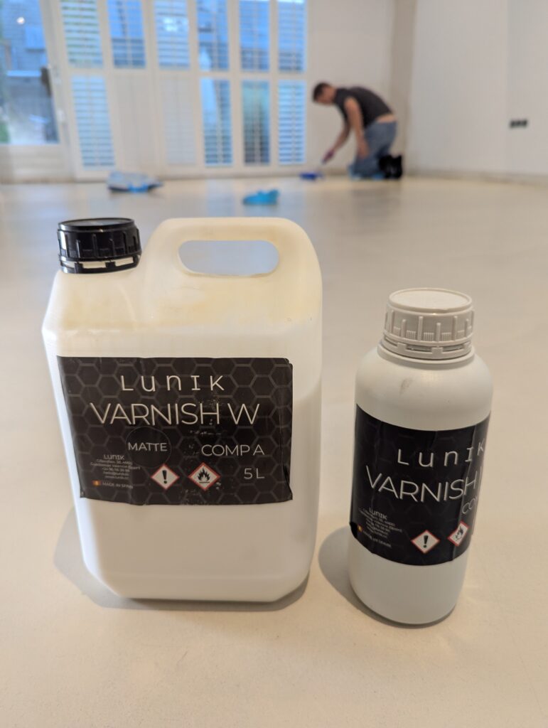 Onze Varnish W Sealer is de perfecte toplaag voor jouw microcement. Het zorgt voor extra sterkte en een mooie matte of lichtglanzende afwerking.