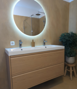 Badkamer_na_microcement_over_tegels_Aneto_bruin_1