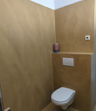 Badkamer_na_microcement_over_tegels_Aneto_bruin_3