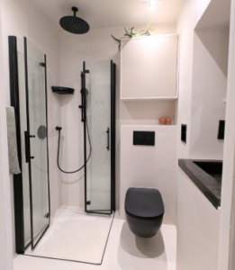 Badkamer_na_microcement_White_Essence_wit_licht_1