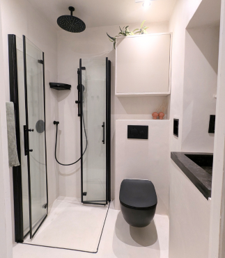 Badkamer_na_microcement_White_Essence_wit_licht_1