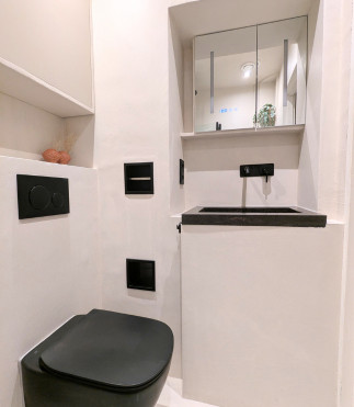 Badkamer_na_microcement_White_Essence_wit_licht_2