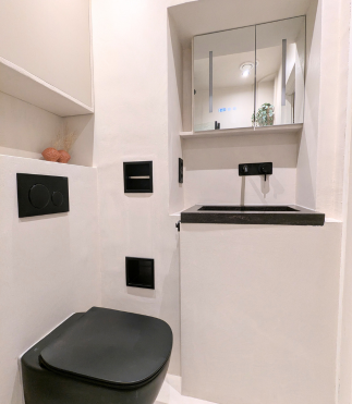 Badkamer_na_microcement_White_Essence_wit_licht_2