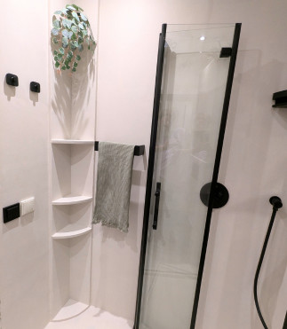 Microcement-over-tegels-in-de-badkamer