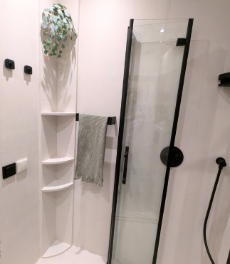 Badkamer_na_microcement_White_Essence_wit_licht_3