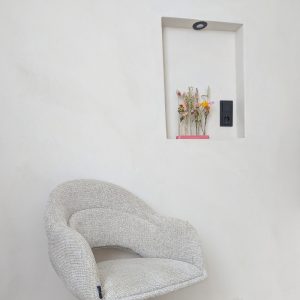 Sfeerfoto-microcement-wand-droge-ruimte-white-essence-3