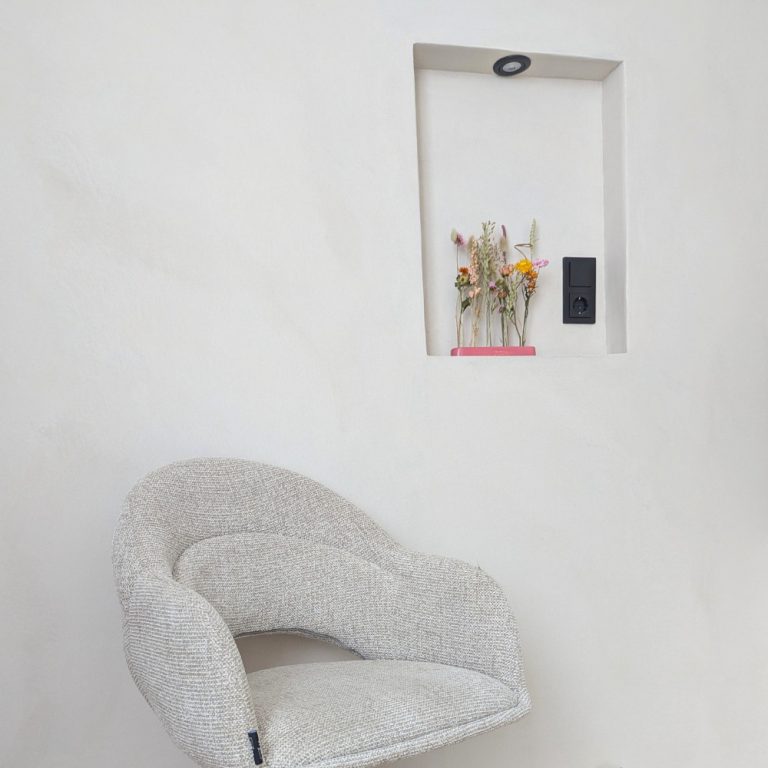 Sfeerfoto-microcement-wand-droge-ruimte-white-essence-3
