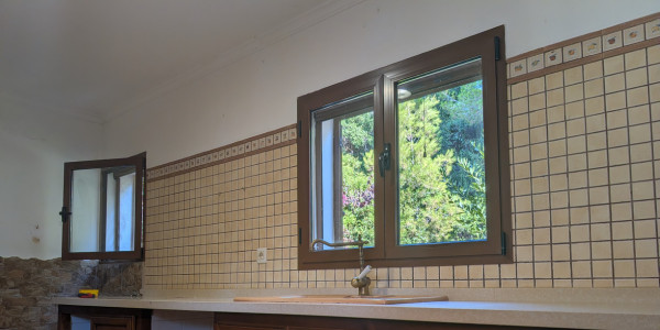 Betegelde-keukenwand-voor-microcement