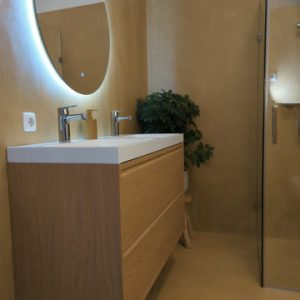 Badkamer-over-tegels-nafoto-na-microcement-1