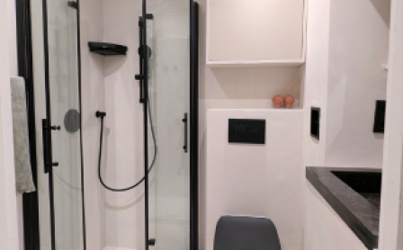 Badkamer_na_microcement_White_Essence_wit_licht_1