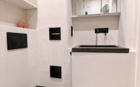Badkamer_na_microcement_White_Essence_wit_licht_2